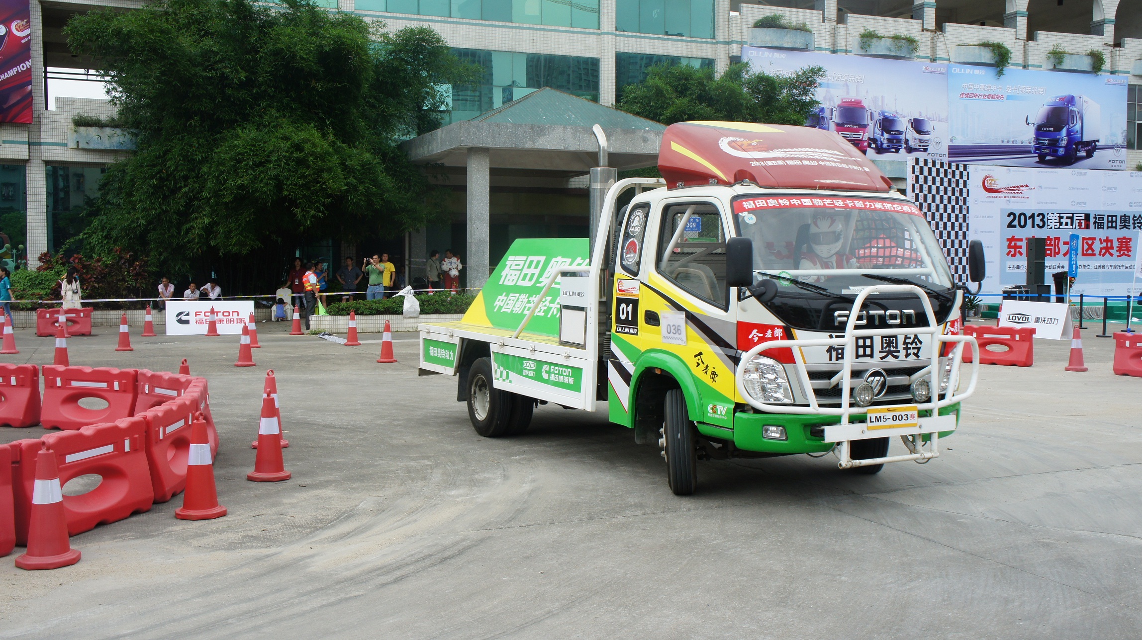 比賽中的福田奧鈴賽車