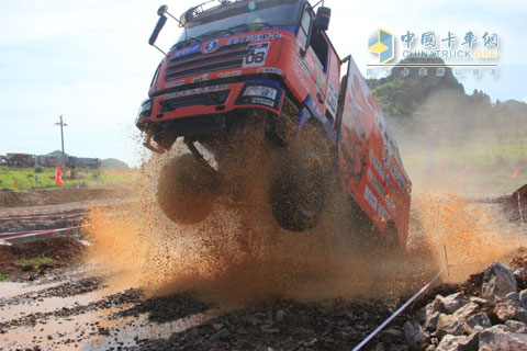 騰飛的陜汽重卡越野賽車(chē)，攝于2012年湖南新田站