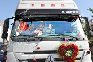 中國重汽天然氣卡車做婚車 低碳環(huán)保且浪漫