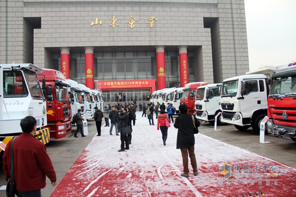 中國重汽的重、中、輕、客、特工程機(jī)械全系產(chǎn)品