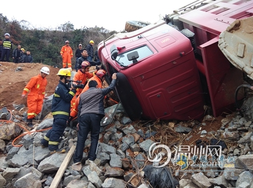 洞頭一工程車(chē)剎車(chē)失靈側(cè)翻 駕駛員成功獲救