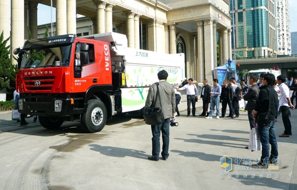 紅巖杰獅可卸式垃圾車亮相第七屆上海國際固體廢棄物、清潔專用設備與技術展