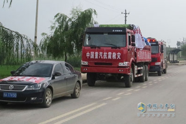 中國重汽愛心救災(zāi)車隊(duì)