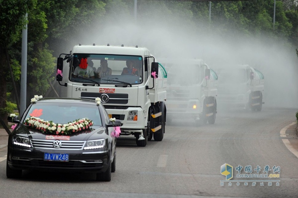 12輛環(huán)衛(wèi)車灑水組成迎親隊伍