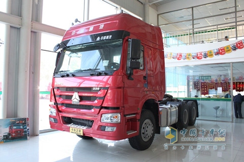 中國重汽 HOWO 6×2后提升式牽引車