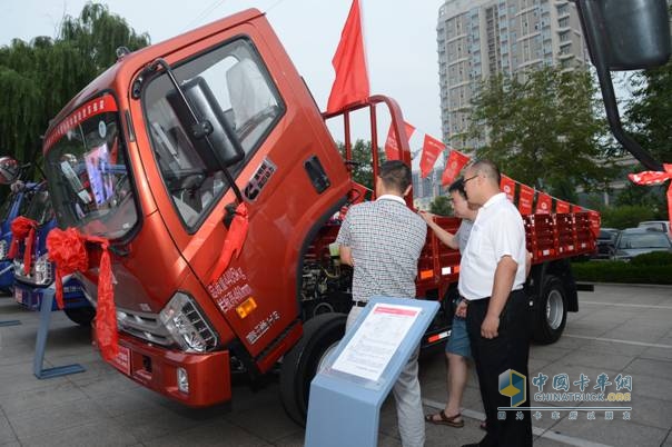 時代汽車2014年中商務(wù)會樣車展示區(qū)，參會代表正在了解康瑞H3車型的性能及配置