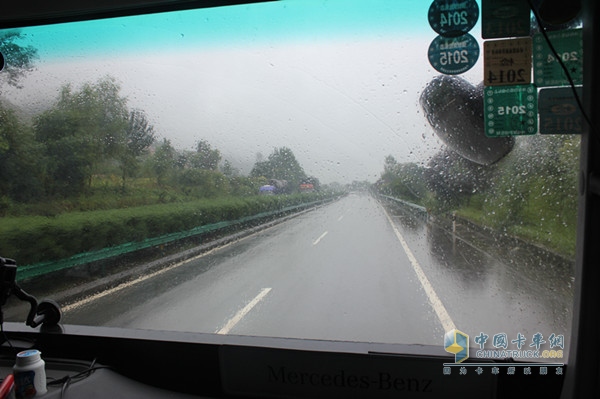 遇到下雨，奔馳卡車冒雨前進(jìn)