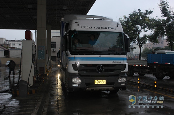 風(fēng)雨無阻 奔馳卡車成都到陜西油耗測(cè)試