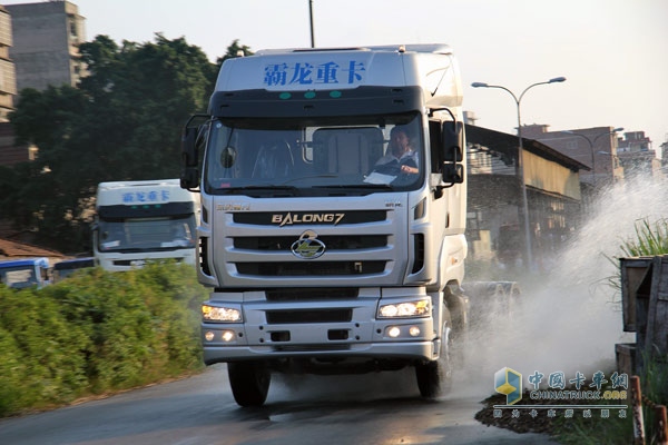 東風(fēng)柳汽M7高速版重卡迎歐洲冠軍車(chē)隊(duì)試駕體驗(yàn)