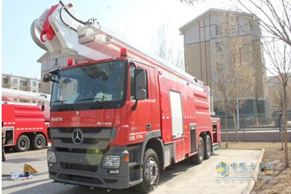 奔馳ACTROS 3341型底盤(pán)消防車(chē)