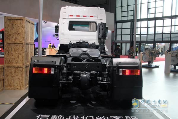 東風(fēng)天龍（小）6×4牽引車 亮相上海車展