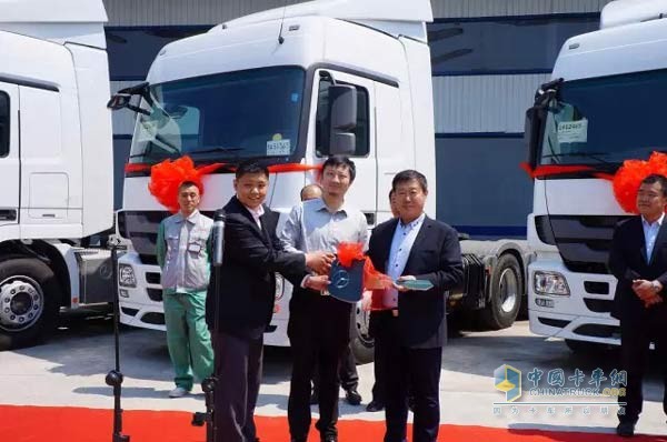 10輛奔馳Actros 2644交付哈爾濱龍港物流