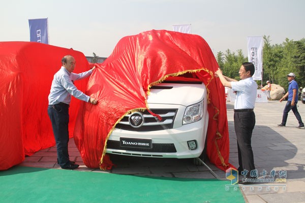 福田汽車集團副總裁、福田輕型商用車業(yè)務總監(jiān)趙建民和陜西省物流與采購聯(lián)合會會長侯東衛(wèi)為圖雅諾新品揭幕