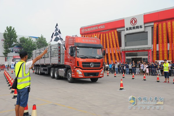 東風(fēng)天龍卡車(chē)駕駛員大賽總決賽在東風(fēng)商用車(chē)有限公司總部湖北十堰舉行