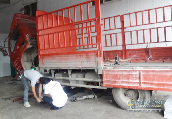 服務(wù)站人員給參賽卡友車輛進(jìn)行檢測