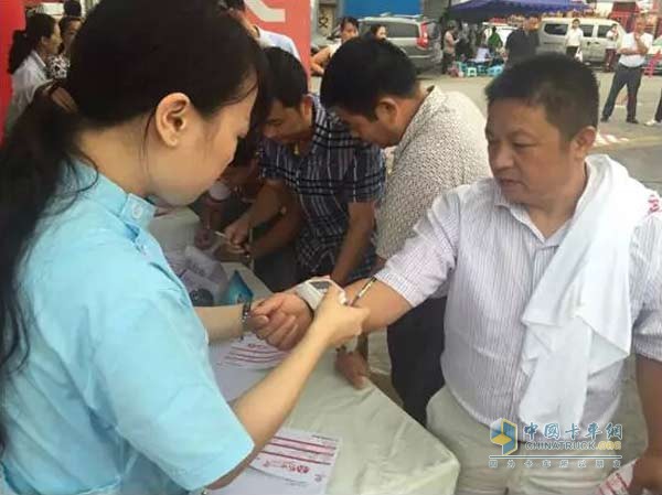 東風汽車?首屆中國卡友節(jié)油挑戰(zhàn)賽選手接受免費體檢