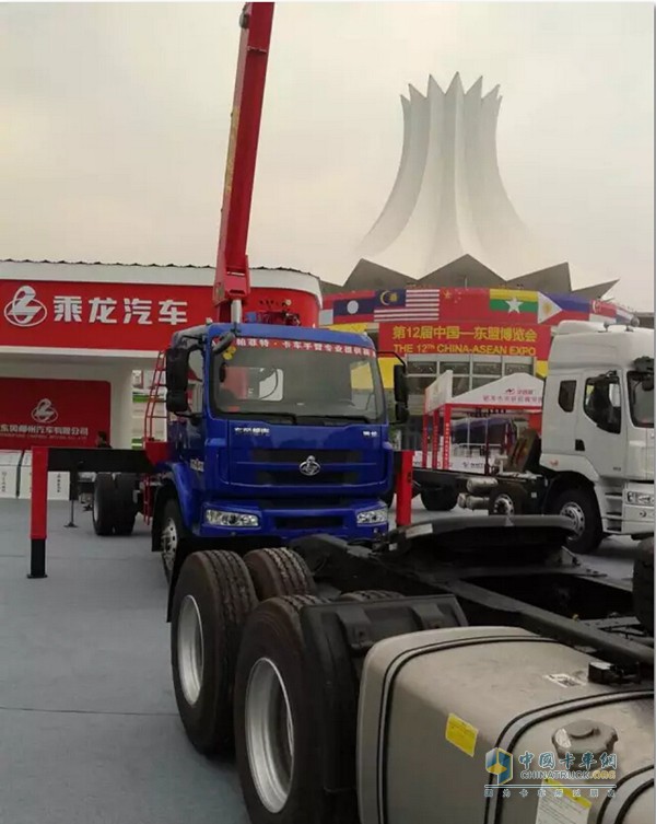 東風(fēng)柳汽 乘龍隨車吊 法士特