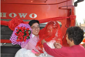 國慶結(jié)婚迎親車隊誰最強？  HOWO-T7H車隊風(fēng)頭蓋豪車