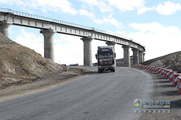 聯(lián)合卡車一直在謀變、奮進(jìn)的道路上昂首前進(jìn)