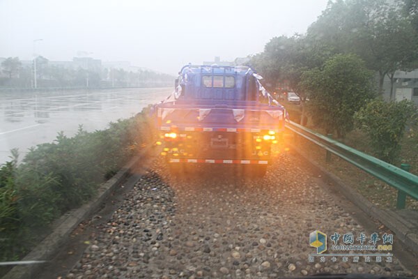 測(cè)試當(dāng)天在大雨磅礴中進(jìn)行