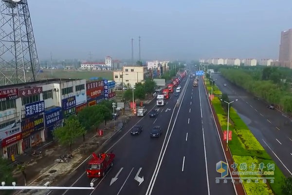 婚車車隊行駛在路上