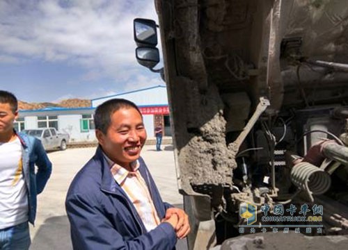 聯(lián)合卡車(chē)首屆技能比武大賽冠軍，剛查順捷服務(wù)站朱兵站長(zhǎng)在與學(xué)員分享經(jīng)驗(yàn)