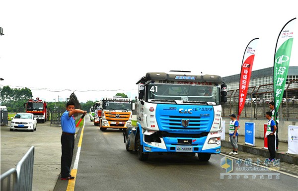 作為一款量產(chǎn)的車型，想要挑戰(zhàn)經(jīng)過專業(yè)改裝的賽車難度很大，但是為了能在比賽中有亮眼的操作，聯(lián)合卡車服務(wù)保障團(tuán)隊(duì)夜以繼日