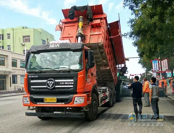 公路上一輛疾馳的橙色福田瑞沃工程車讓他眼前一亮!驅(qū)車尾隨到施工現(xiàn)場和司機敬煙攀談，熟絡后還忍不住開了一圈!高端的品牌、大氣的外觀、澎湃的動力、舒適的操控、沉穩(wěn)的駕馭感讓他激動不已——這就是他心中理想的工程車!