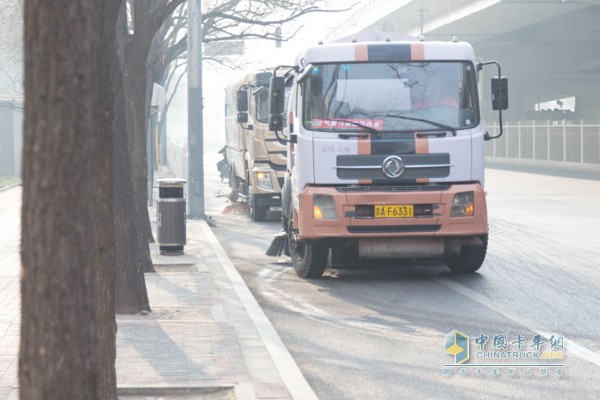 12月17日10點 北京環(huán)衛(wèi)集團(tuán)天路通干洗車在奧林匹克園區(qū)進(jìn)行清掃作業(yè)