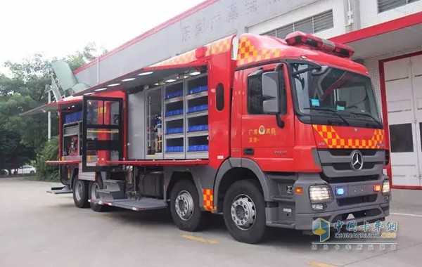 奔馳Actros 4160底盤開發(fā)的8x4大型搶修車