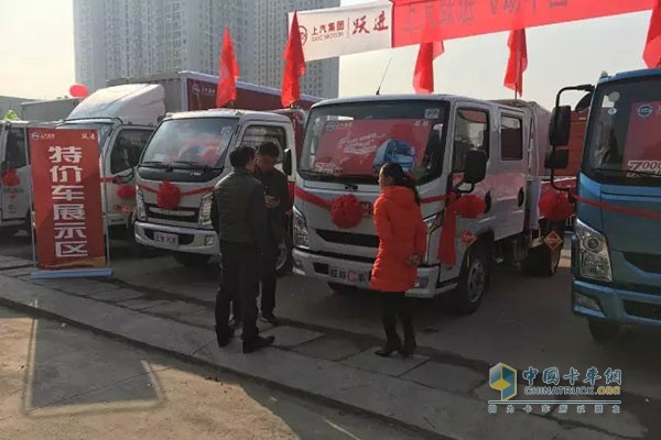 上汽躍進(jìn)室外展車