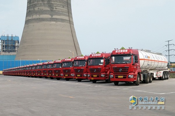 陜汽康明斯?；饭扪b運(yùn)輸車