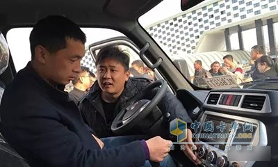 工作人員向郭師傅介紹車輛性能