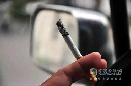 有些人停車休息或是在車上等人時，打開空調(diào)，在車內(nèi)吸煙，其實這樣做對車內(nèi)人的健康是有害的，因為門窗是緊閉的，煙霧排不出去，很自然地會刺激你的眼睛和呼吸系統(tǒng)。所以停車開空調(diào)本來有害，吸煙更是有害健康，切記一定要將空調(diào)通風控制調(diào)整到“排出”位置。