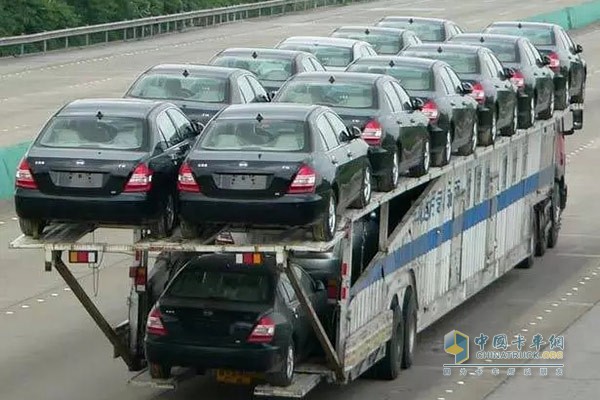 非法“飛機(jī)板”在道路上恣意“飛行”