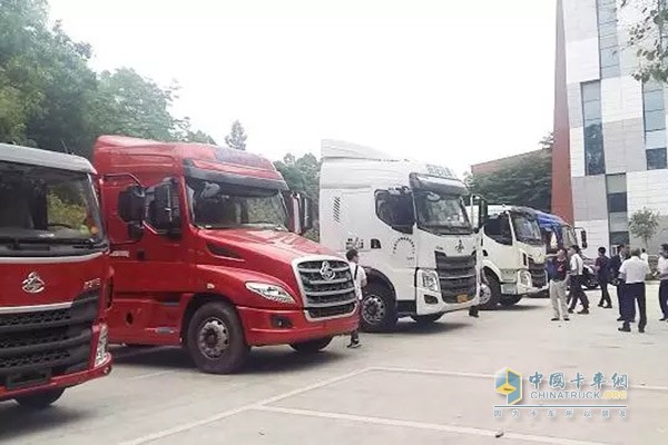 乘龍汽車室外展車