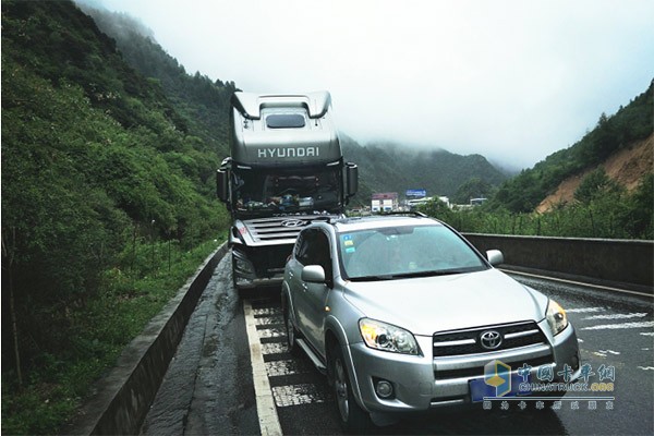 創(chuàng)虎車主蘆師傅在甘孜藏族自治州康定市境內(nèi)318國道上行駛過程中出現(xiàn)故障