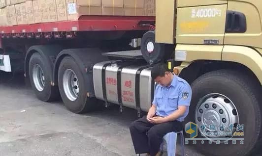 卡車司機需要警察叔叔的守護(hù)