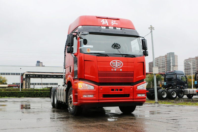 一汽解放 J6P重卡 輕量化版 350馬力 6X4牽引車(CA4250P66K2T1E5)