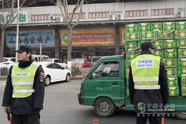 北京市機動車排放管理中心工作人員對車輛進行環(huán)保監(jiān)管執(zhí)法