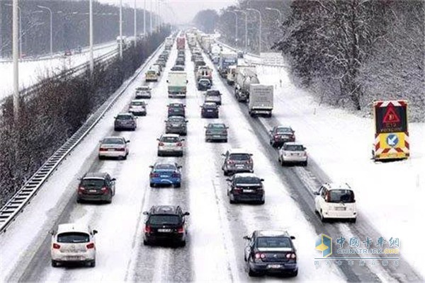 卡車受大雪影響