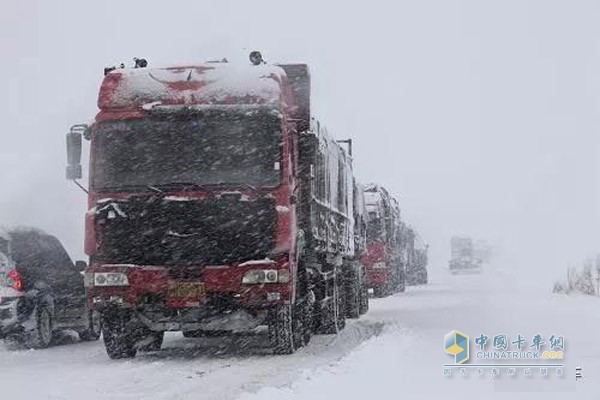 雪天行車