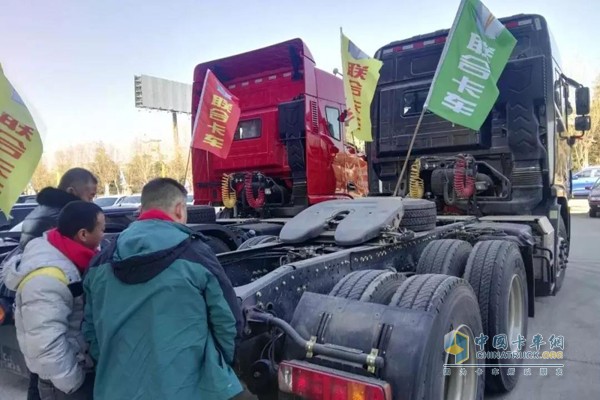 聯(lián)合卡車濱海祥泰直營店用戶現(xiàn)場(chǎng)看車