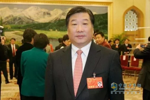 全國人大代表，山東重工集團有限公司董事長、濰柴控股集團有限公司董事長、山東省交通工業(yè)集團控股有限公司董事長譚旭光