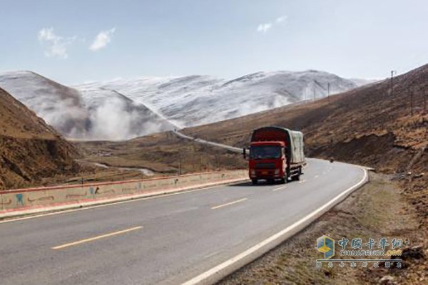 行駛在青藏公路的卡車