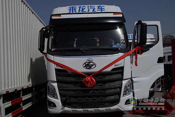 乘龍4×2版H7白色牽引車