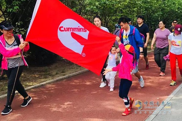 康明斯在為愛的路上永葆一顆關(guān)愛紅“芯”