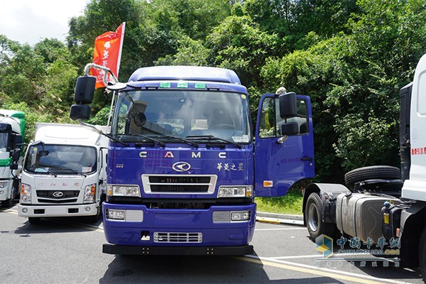 華菱之星300馬力港口運(yùn)輸牽引車(chē)