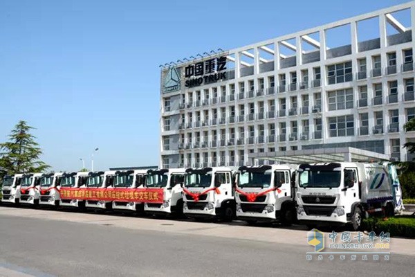 中國(guó)重汽集團(tuán)青島重工兩批次壓縮式垃圾車(chē)順利交付青島環(huán)衛(wèi)