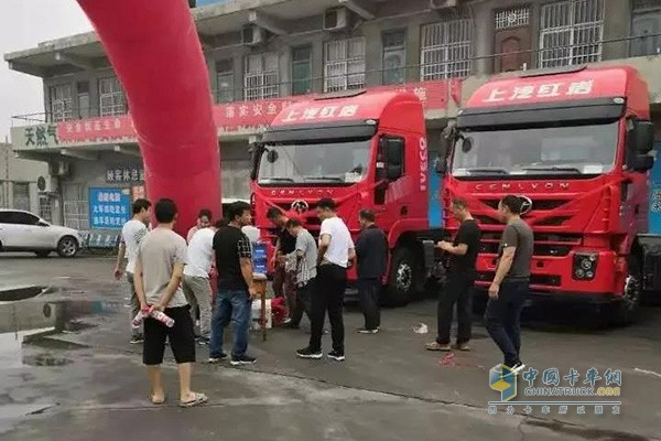 上汽紅巖危險(xiǎn)品運(yùn)輸車